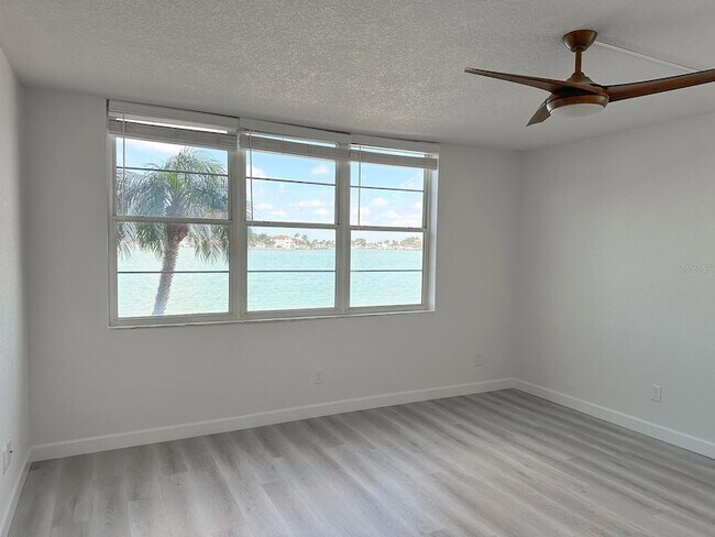 Building Photo - 7910 Sun Island Dr S
