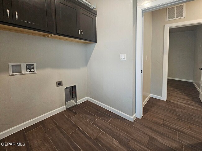 Building Photo - 13185 Tiverton Rd