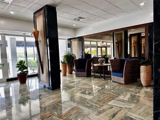 Building Photo - 500 Bayview Dr