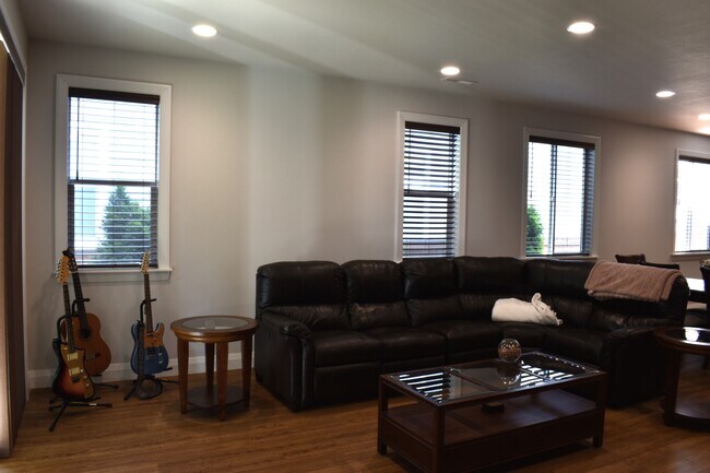 Building Photo - 12309 NE 113th Cir