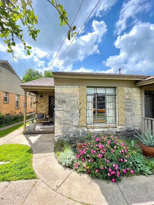 Building Photo - 209-211 Tennant