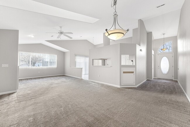 Building Photo - 749 Hilltop Ln