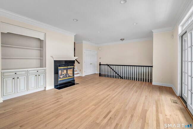 Building Photo - 665 River Rd