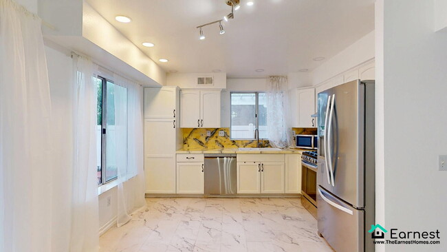Building Photo - Charming 4-Bed/2.5-Bth Home in Prime Santa...