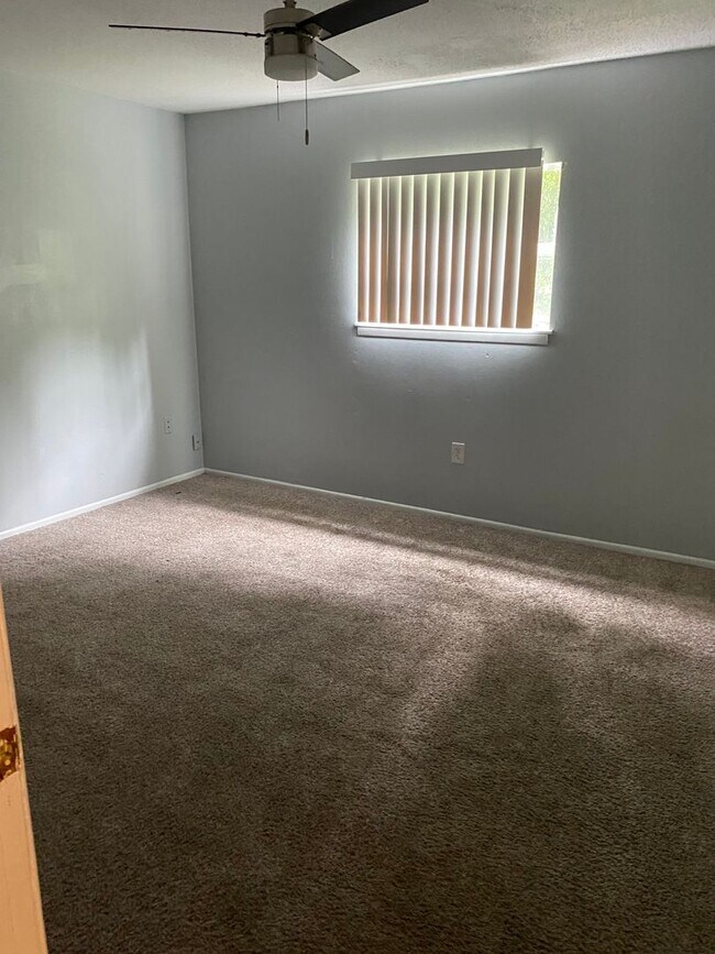 Building Photo - Lugo Riverhill