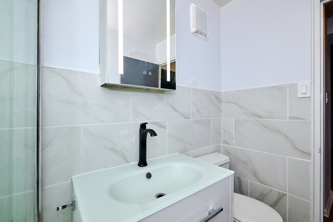 Building Photo - 6118 N Sheridan Rd