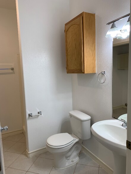 Building Photo - 1000 Ranchway Dr