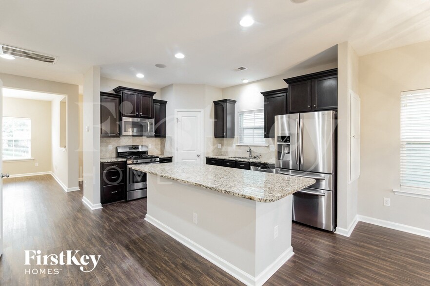Building Photo - 413 Forsythia Ave