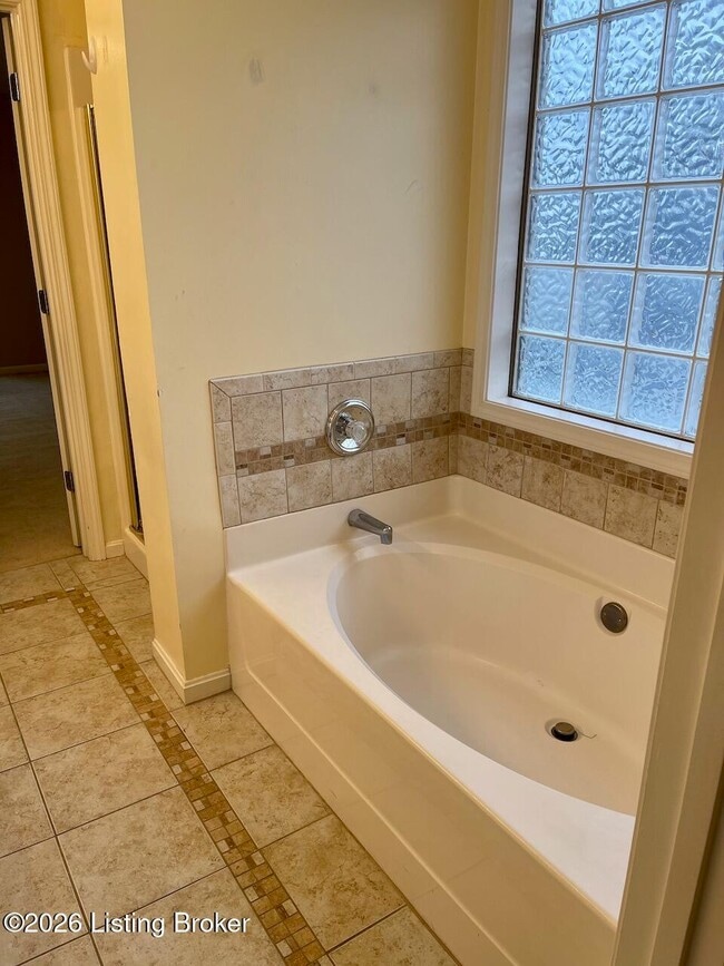 Building Photo - 5814 Waveland Cir