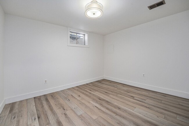 Building Photo - Charming Home w/Updated Kitchen and Yard B...