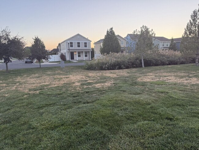 Building Photo - 1427 S Paddock Dr