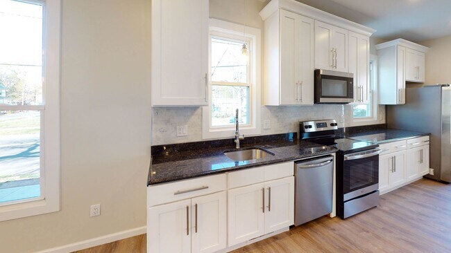 Building Photo - Beautiful and Spacious 3 Bedroom Apartment