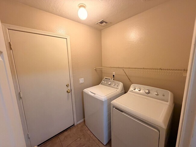 Building Photo - 3/2 Single story Avondale Home *Custom Paint* & Carpet in Beds Only!