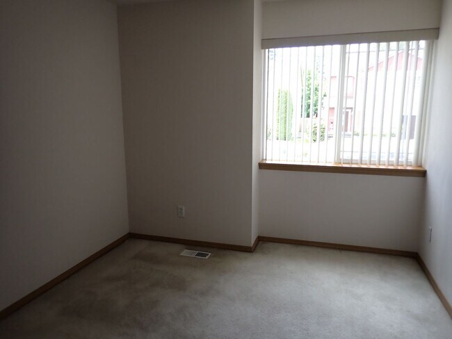 Building Photo - Beautiful 5 Bedroom House Puyallup South Hill