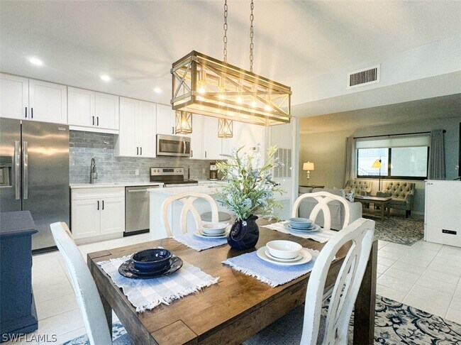 Building Photo - 788 Park Shore Dr