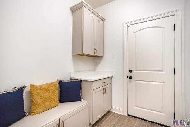 Building Photo - Fully Furnished!  5 bedroom, 3 bath home i...