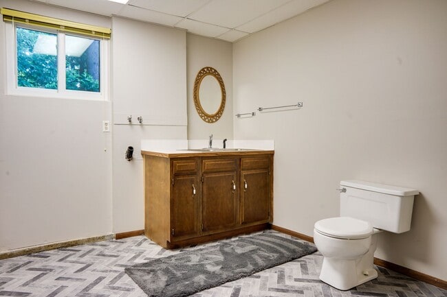 Building Photo - Remodeled Kent East Hill Split level