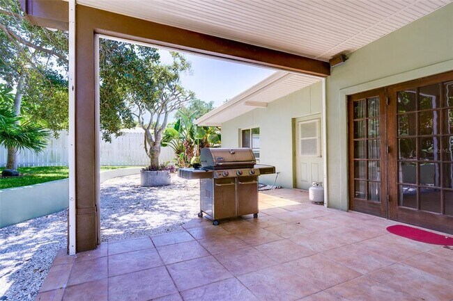 Building Photo - 215 Garden Cir