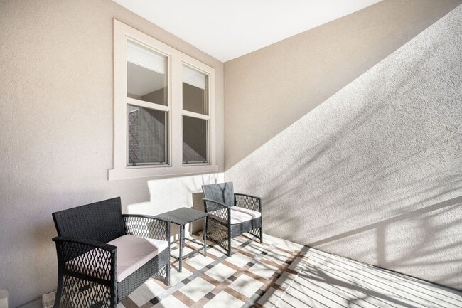 Building Photo - 3BD, 2.5BA Englewood Townhome with 2-Car Garage