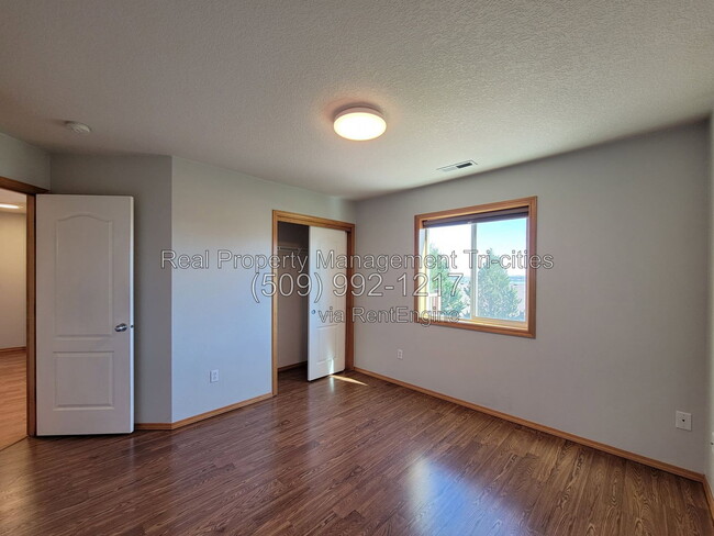 Building Photo - 476 Satus St