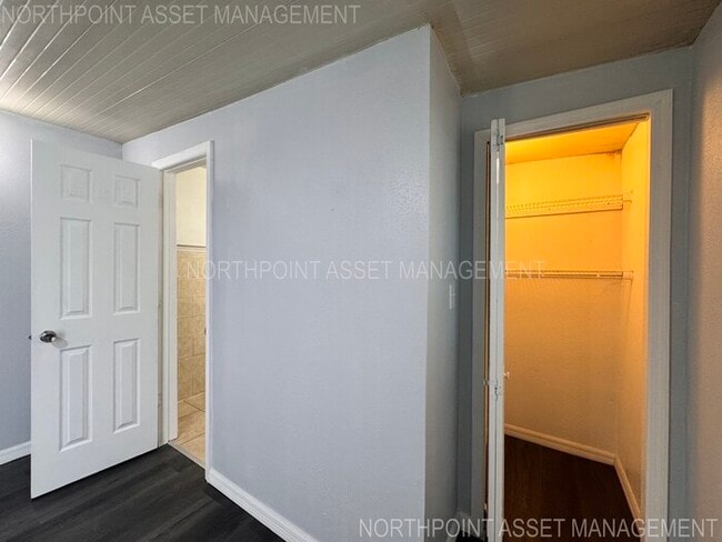 Building Photo - 2 Spacious Bedrooms and 2 Modern Bathrooms...