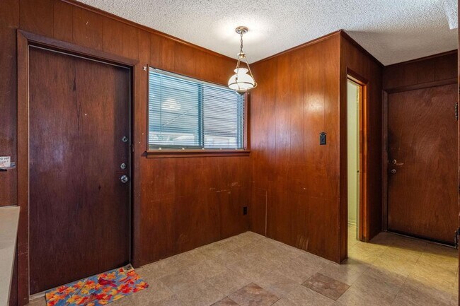 Building Photo - 8401 Tecumseh Dr