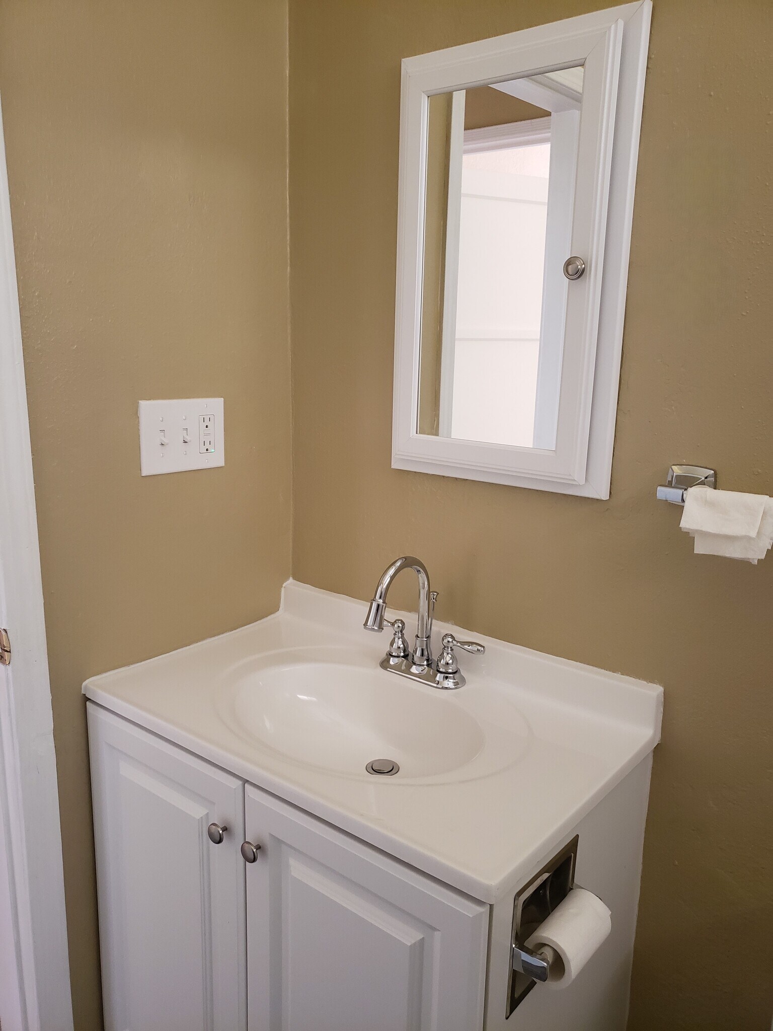 Building Photo - 8038 De Garmo Ave