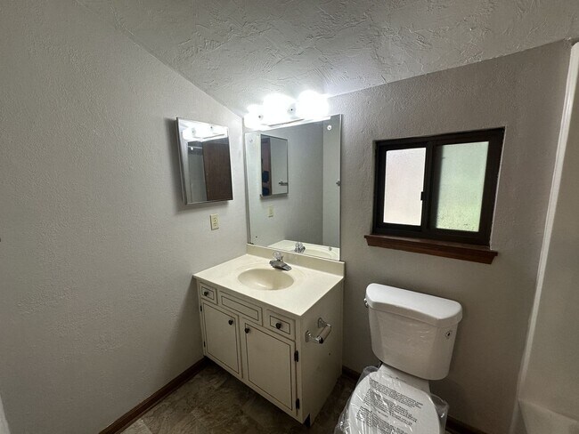 Building Photo - 2084 Pats Place