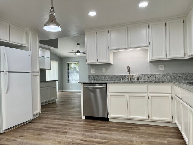 Building Photo - Beautiful 3 Bedroom Home in Roseville