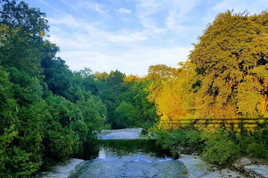 Building Photo - 933 Park Plaza Dr