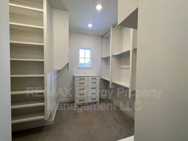 Building Photo - 440 St Claire Dr