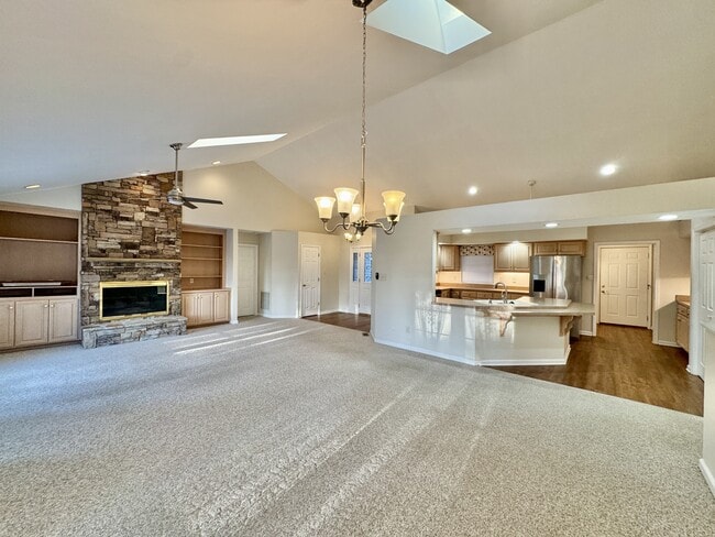 Building Photo - 144 Gigi Ln