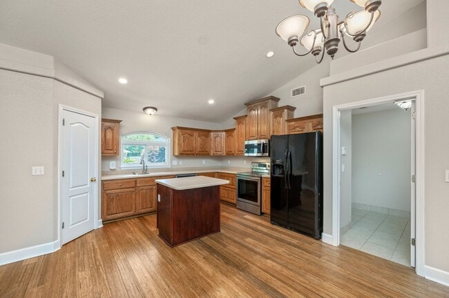 Building Photo - Spacious Home in Navarre!