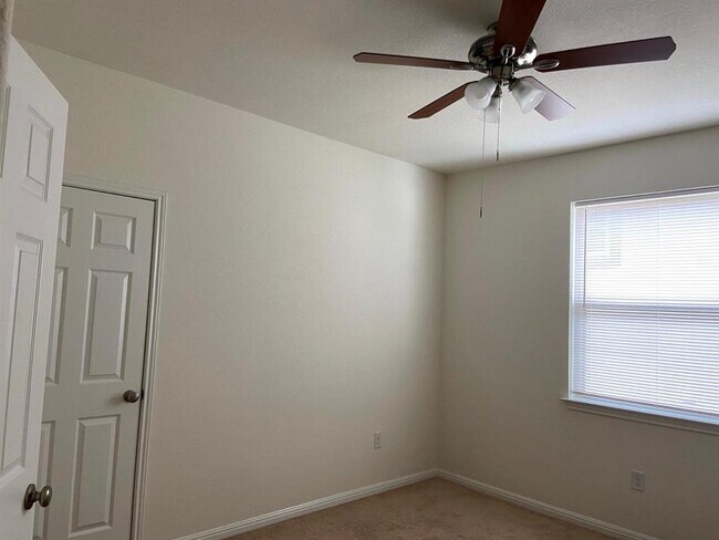 Building Photo - 2918 Zelma Dr