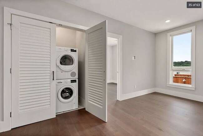 Building Photo - 3193 Washington St