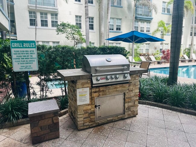 Building Photo - 533 NE 3rd Ave