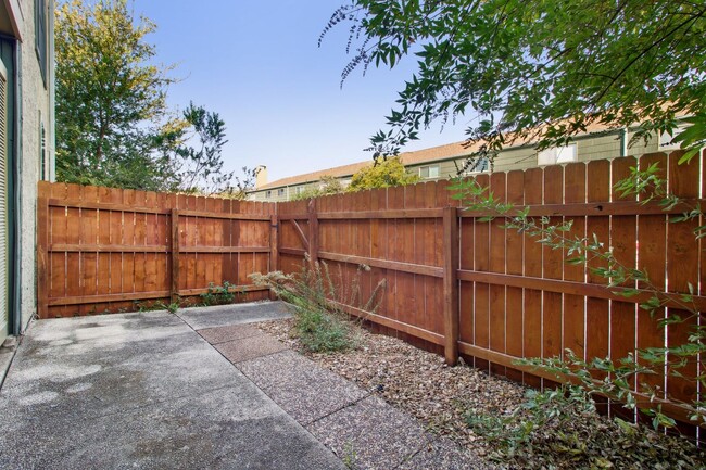 Building Photo - Spacious townhouse for rent! CPS & WATER INCLUDED WITH RENT !