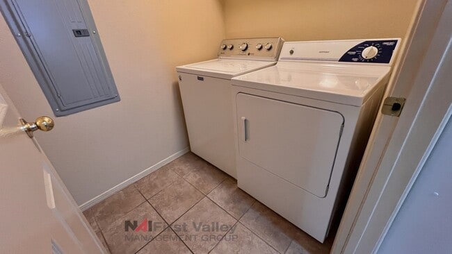 Building Photo - 2 Bedrooms, 2 Baths