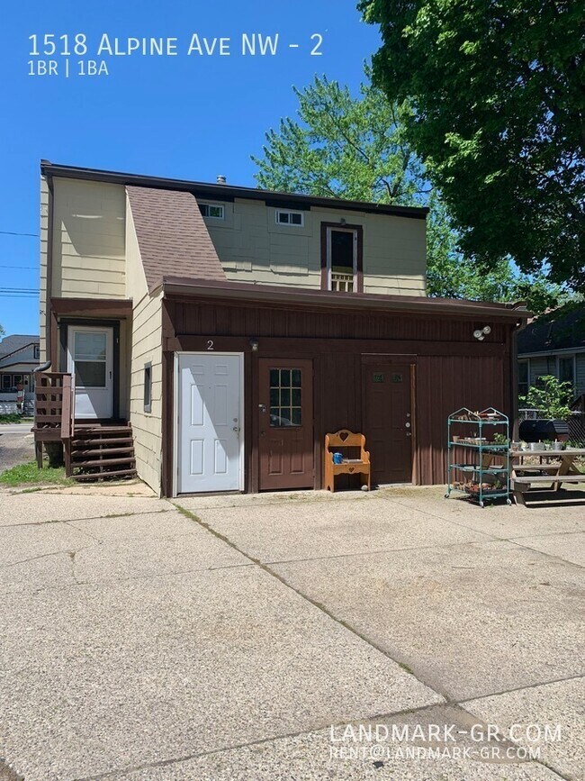 Building Photo - Updated 1 Bed/1Bath – First Month Only $550!