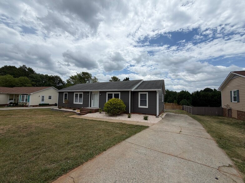Building Photo - 5701 Wildberry Dr