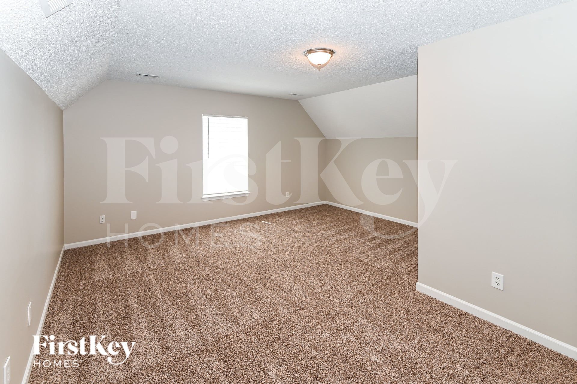 Building Photo - 8121 Chatham Oaks Dr