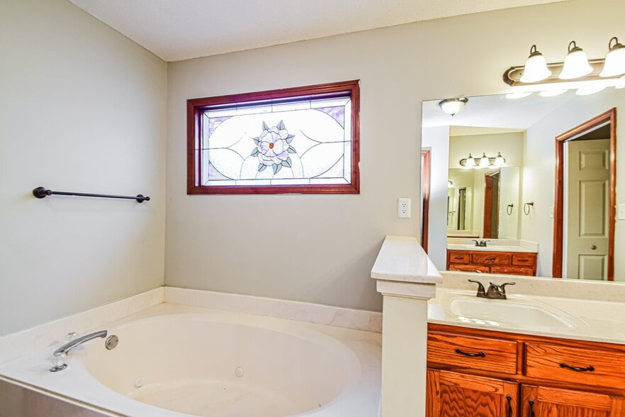 Building Photo - 7182 Golden Oaks Loop E