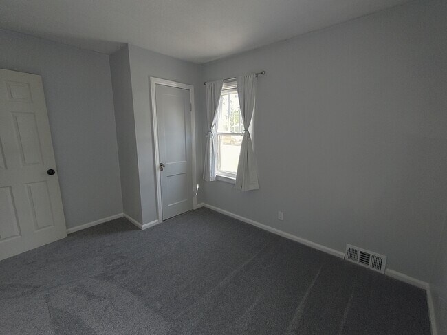 Building Photo - 1035 W 14 Mile Rd