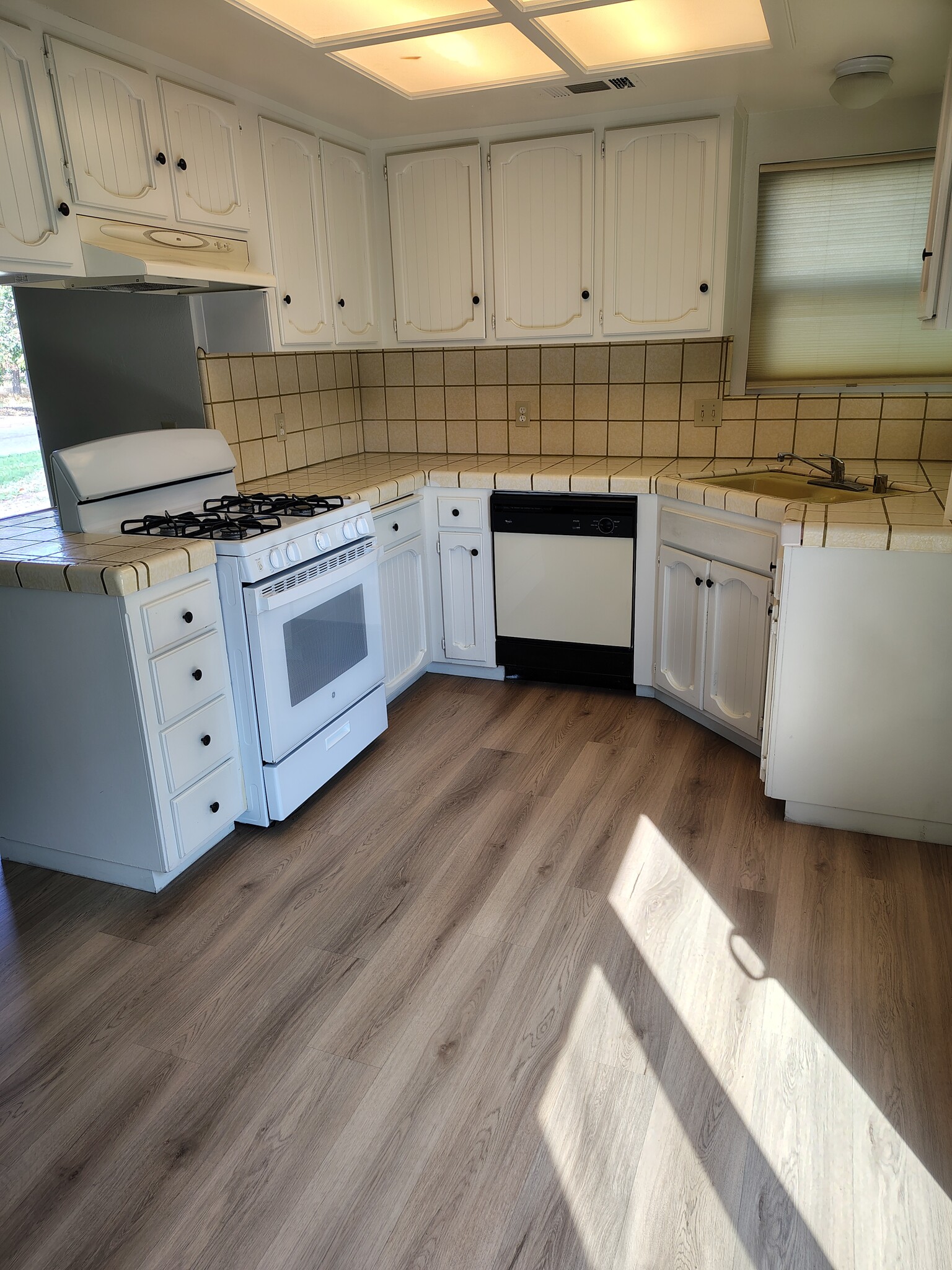 Kitchen - 1100 S Edison St