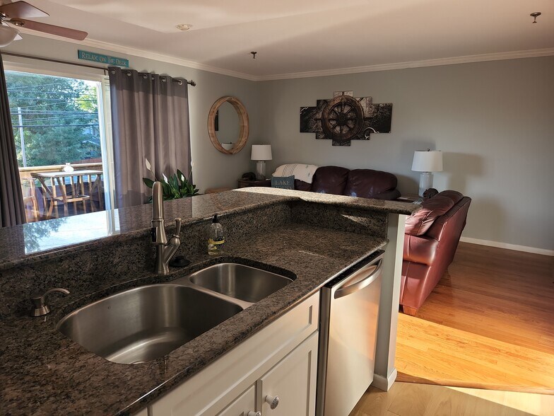 Building Photo - 131 Lake St