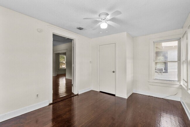 Building Photo - Charming 3 bedroom 1940's bungalow!
