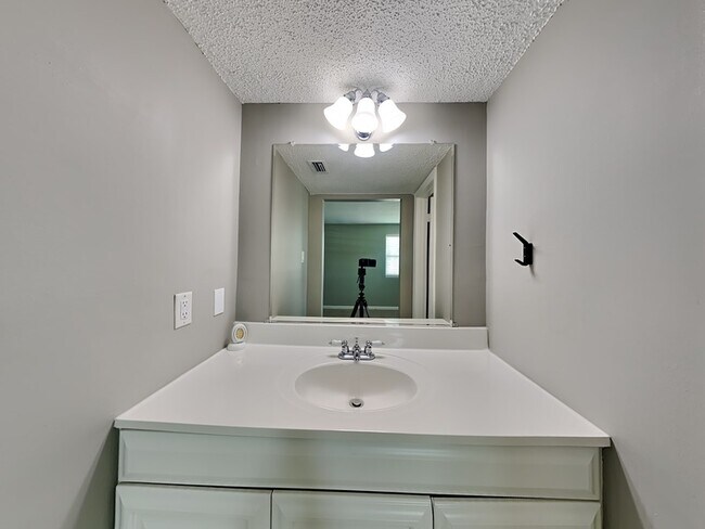 Building Photo - 1500 Gay Rd