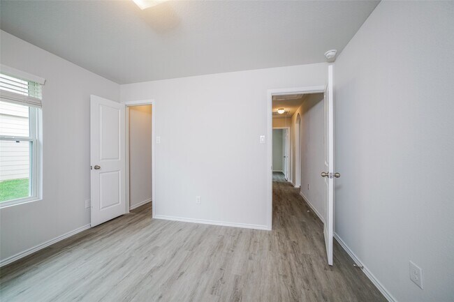 Building Photo - 415 Brushback Dr