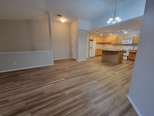 Building Photo - Spacious 2 bed, 2 bath townhome style cond...