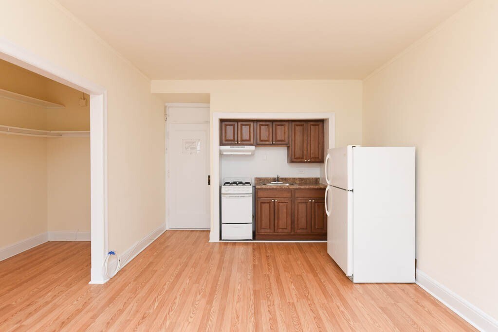 Building Photo - 3335 W Diversey Ave